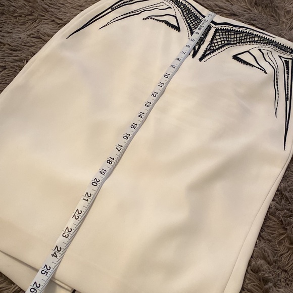 ivory with black beads - Picture 9 of 17